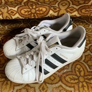 Woman’s size 9 adidas superstar sneaker